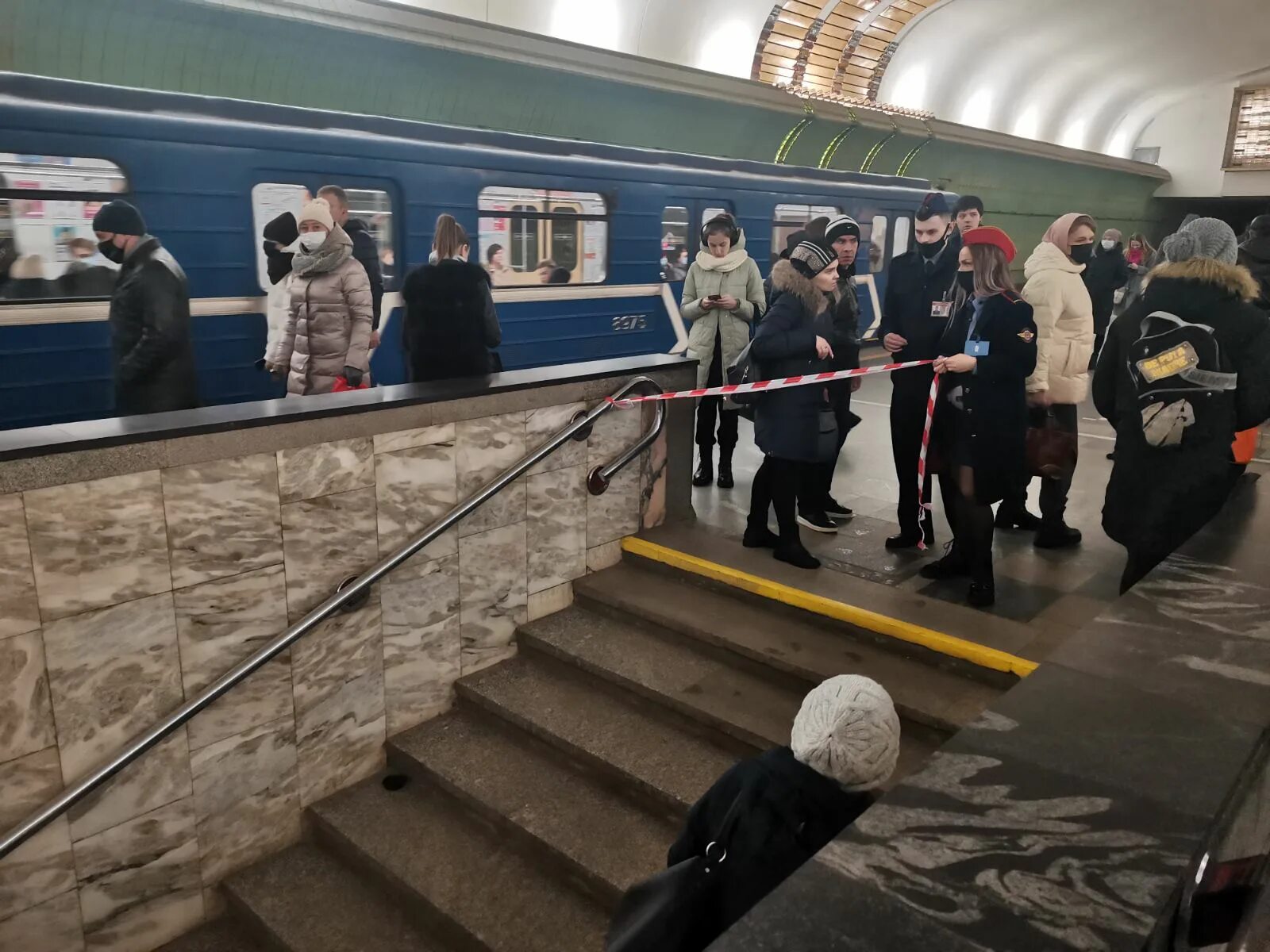 Почему сегодня в минске. Сбойка в метро. Происшествие в метро Минск. Станция Октябрьская Минск. Метро Минска 2022.