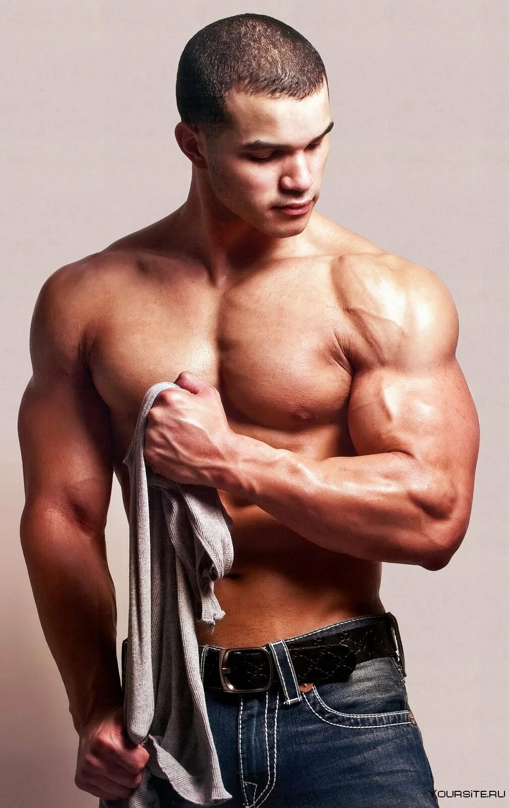 Сильный парень. Красивые мышцы. Красивый сильный мужчина. Мускулистый мужчина.