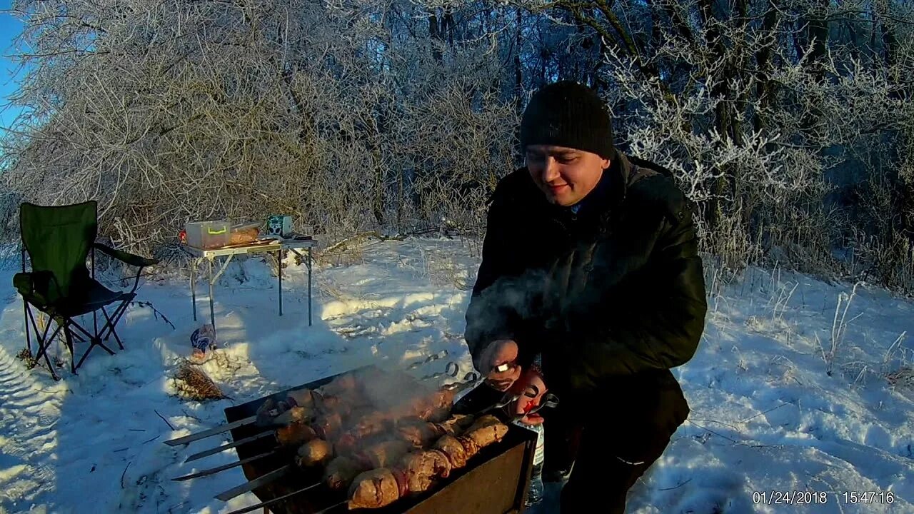 Можно ли мангал в лесу. Шашлык зимой. Барбекю зимой на природе. Шашлык зимой на природе. Зимний шашлык на даче.