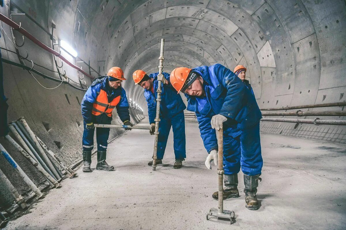 Строитель метрополитена. Стройка метро. Рабочие на стройке. Строители метро.