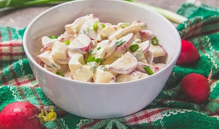 Редис с яйцом и сметаной. Салат из редиски. салат с редиской и сметаной. салат из редиски со сметаной. салат с редиской и яйцом со сметаной.