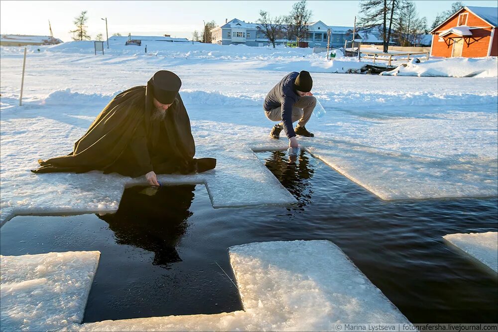 Немецкая деревня матроны московской. Крещение господне святая вода. Крещенские купания ретро. Крещение прорубь валуйки. Крещение деревне.