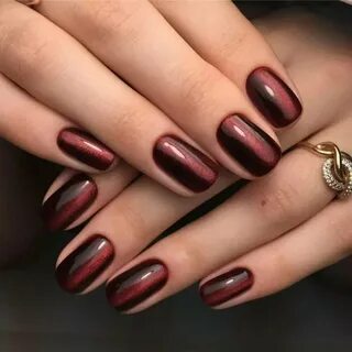 Кошачий глаз на красных ногтях