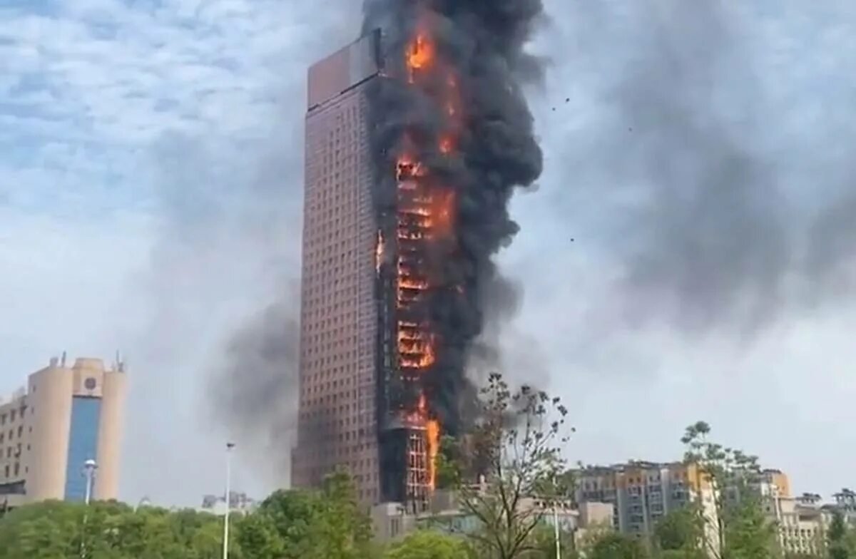 Горит небоскреб. Сгорел небоскреб. Взрыв здания. Пожар в небоскребе. В Китае сгорел небоскреб.