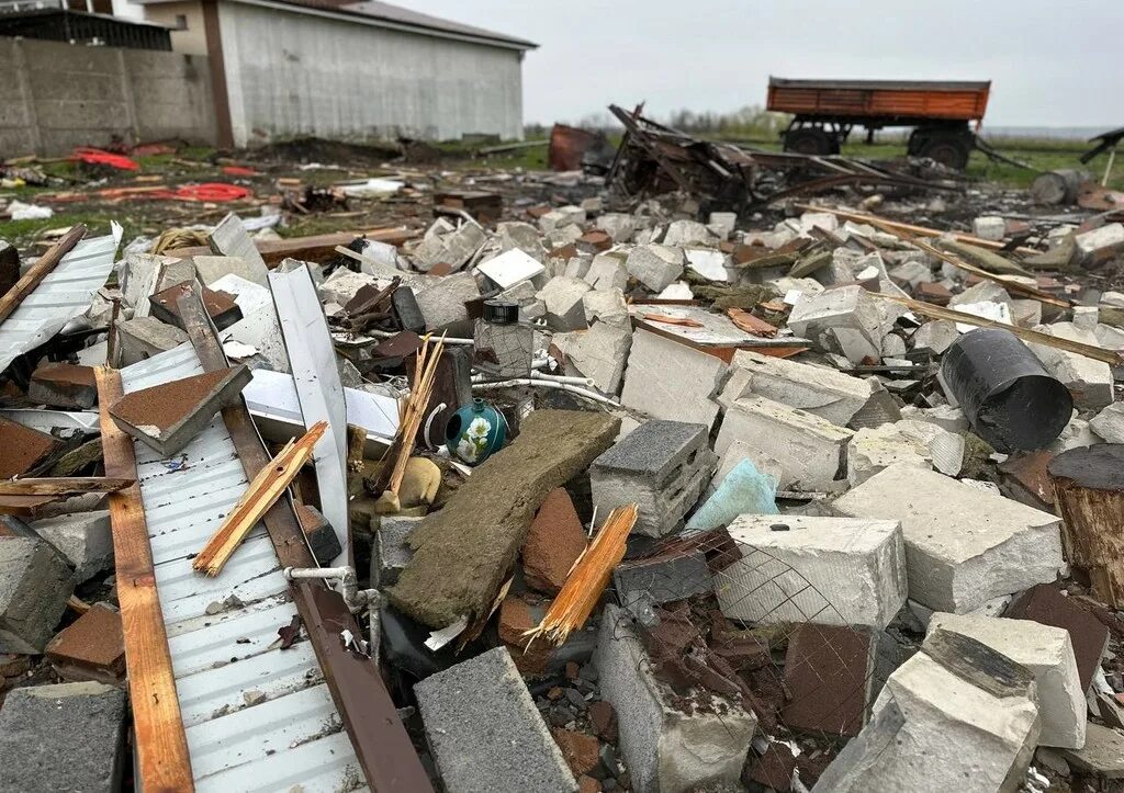 Фото обстрела домой в белгороде. Белгород обстрел. Валуйки после обстрела. Разрушение модульного здания. Жесть белгород новости обстрела.