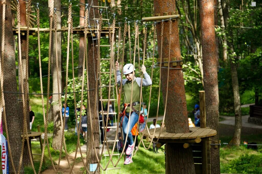 Парка adventures. Гелиос парк Зеленогорск. Веревочный парк Гелиос отель в Зеленогорске. Парк отель Гелиос Зеленогорск. Айвенго Подольск веревочный парк.