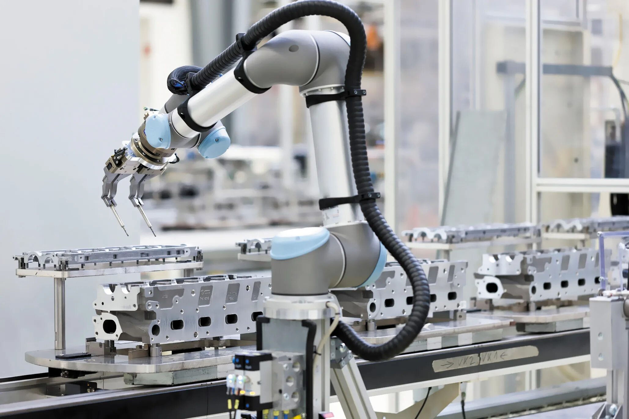 Автоматизированное производство сообщение. Промышленные роботы. Роботы в машиностроении. Робототехника в машиностроении. Робототехника в промышленности.