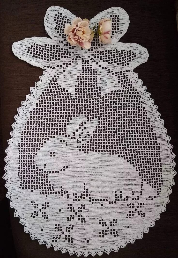 Пасхальная салфетка крючком в технике филейного вязания. Филейные салфетки пасхальные. Филейная салфетка к Пасхе. Филейные салфетки крючком к Пасхе. Салфетка на Пасху крючком.