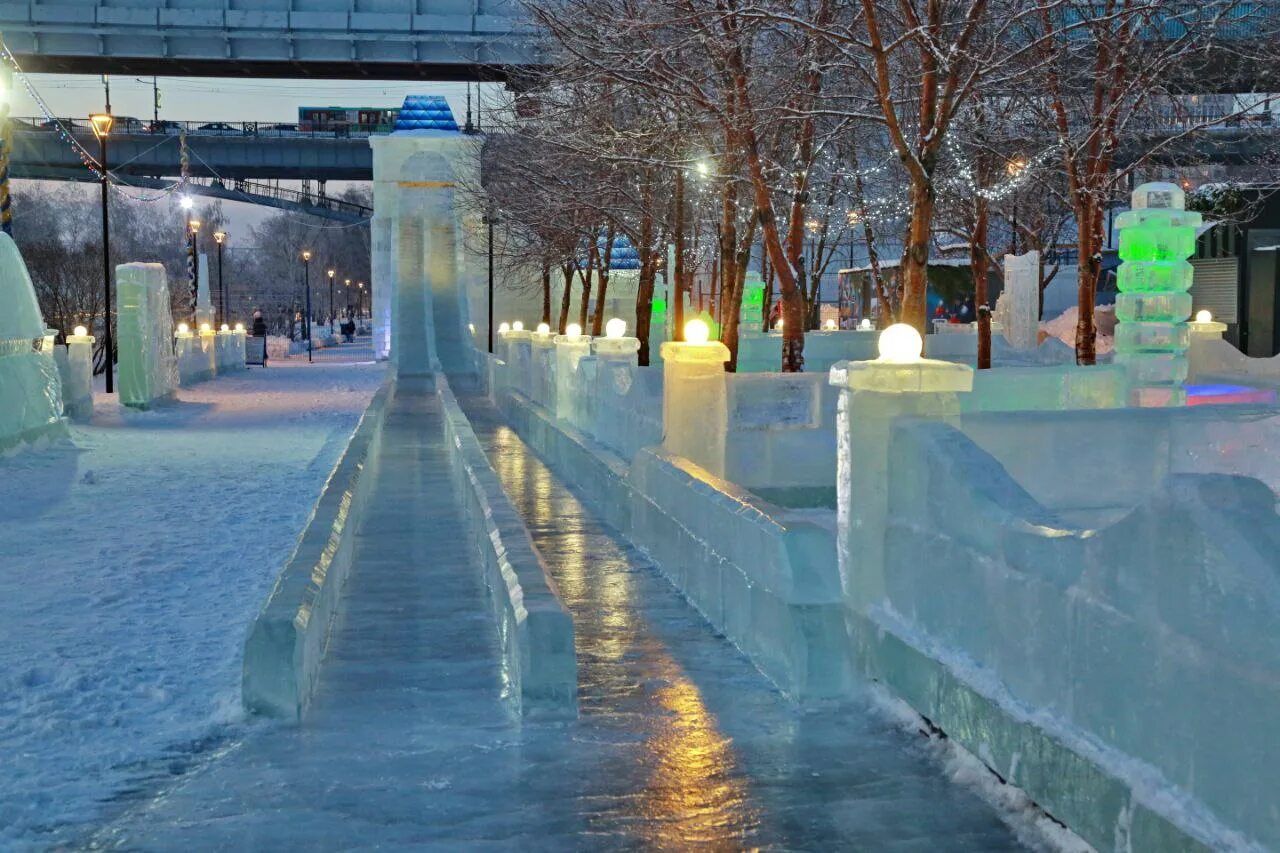 30 декабря новосибирск. Ледяной городок Новосибирск 2022. Михайловская набережная Новосибирск 2022. Ледовый городок Новосибирск 2022 горки. Михайловская набережная Новосибирск 2023.