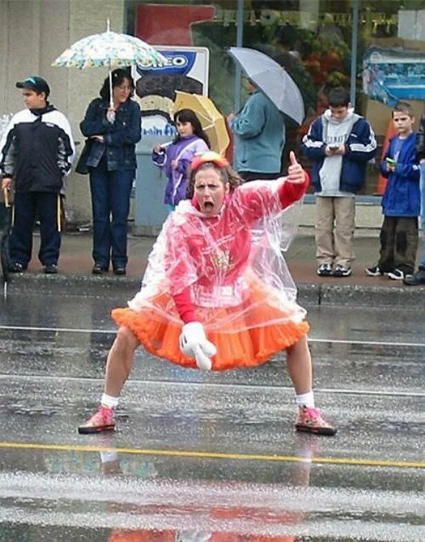 забавно танцуют. девушка танцует на свадьбе. забавно танцуют. пьяные танцы. танцы на корпоративе.