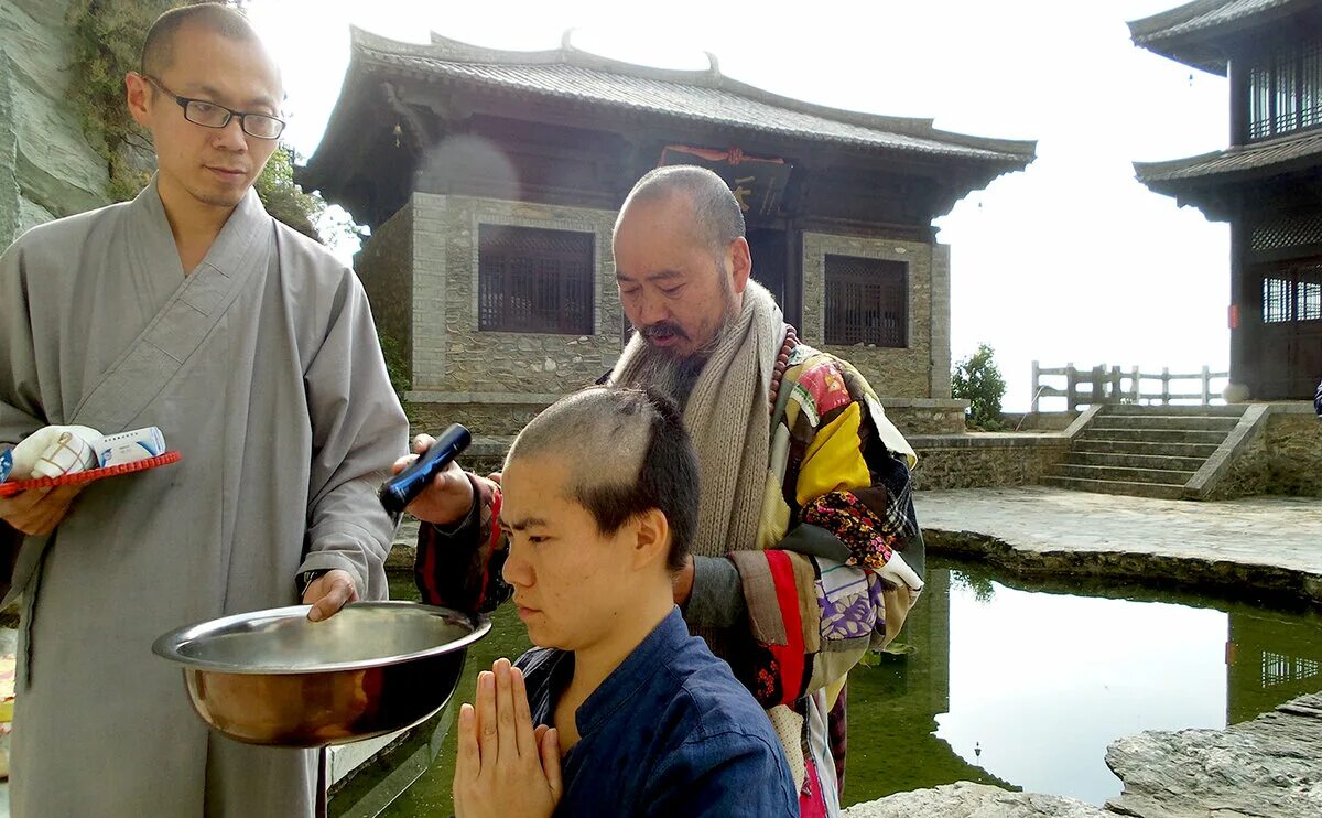 Монах шаолиня медитирует статуя будды. Шасю дзадзен. Новости источника дзен. Сатори дзен буддизм. Дзен буддизм в японии.