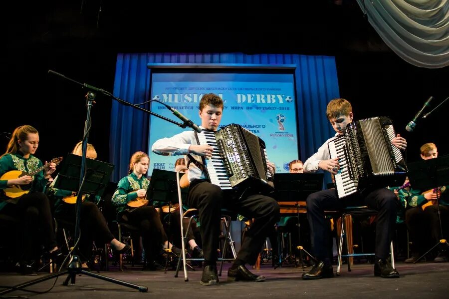 ребенок с наушниками. пианино для детей. музыкальные картинки для детей. фортепиано для детей. музыкальный малыш.