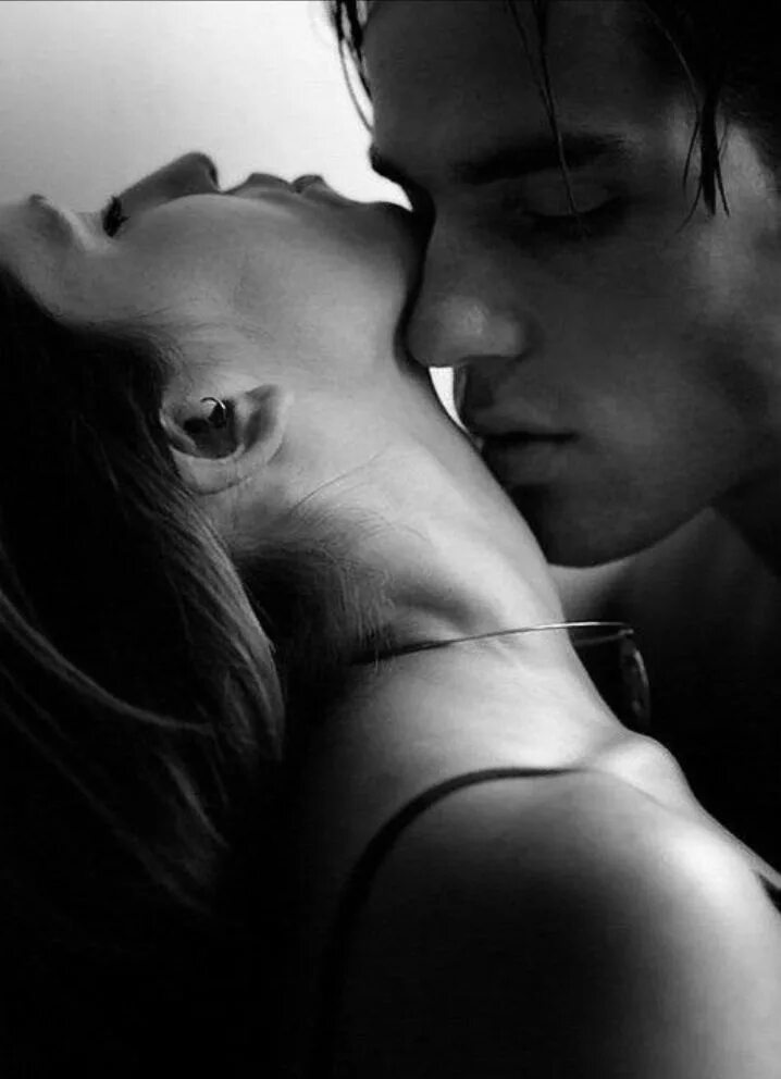 Поцелуй женской груди. Поцелуй в затылок. Нежный поцелуй в шею. Страсть. Целует в шею.