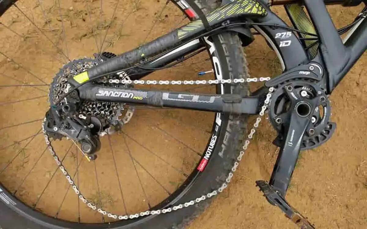 Цепь на скоростном велосипеде. Натяжение цепи велосипеда. Как починить цепь на велике. Переключение скоростей на велосипеде. Разжим для цепи велосипеда.