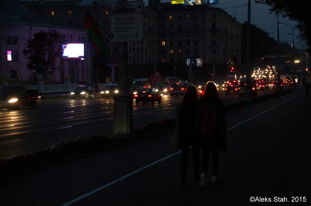 прогулка с девушкой ночью. вечерняя прогулка. прогулка ночью. человек под фонарем. прогулка вечером.