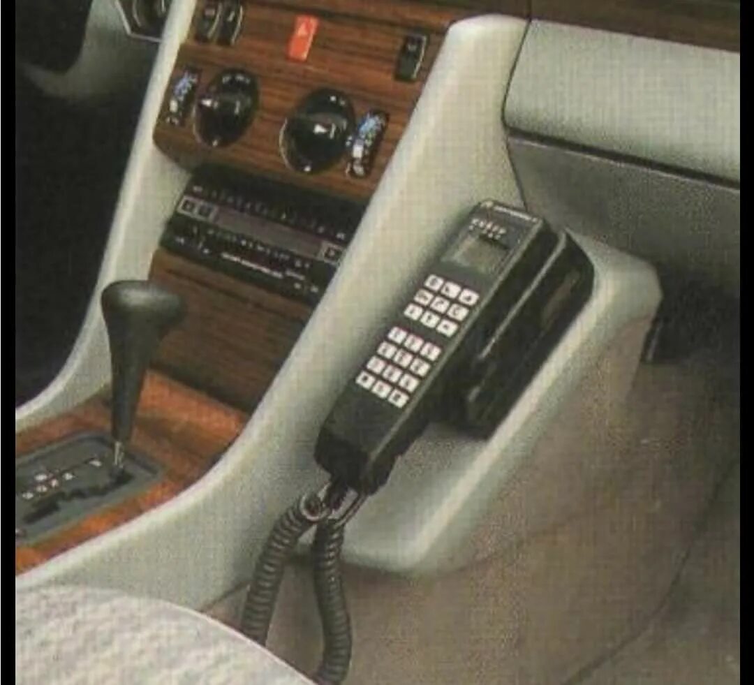 Мерседес w140 600 sel. Mercedes w210 на телефон. Ttfone. W140 подиум под телефон. Телефон в мерседес w210.