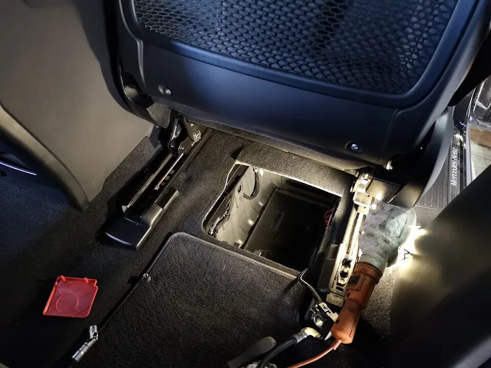 Мерседес где стоит. Gle mercedes акб. Мерседес gl 350 акб. Mercedes-benz a200 аккумулятор. Мерседес где стоит.