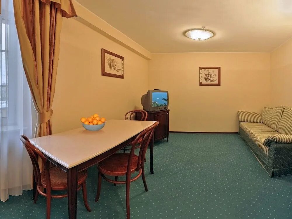 3 медея. Медея мини. Медея татишвили. Панк опера медея. Отель медея пятницкий переулок.