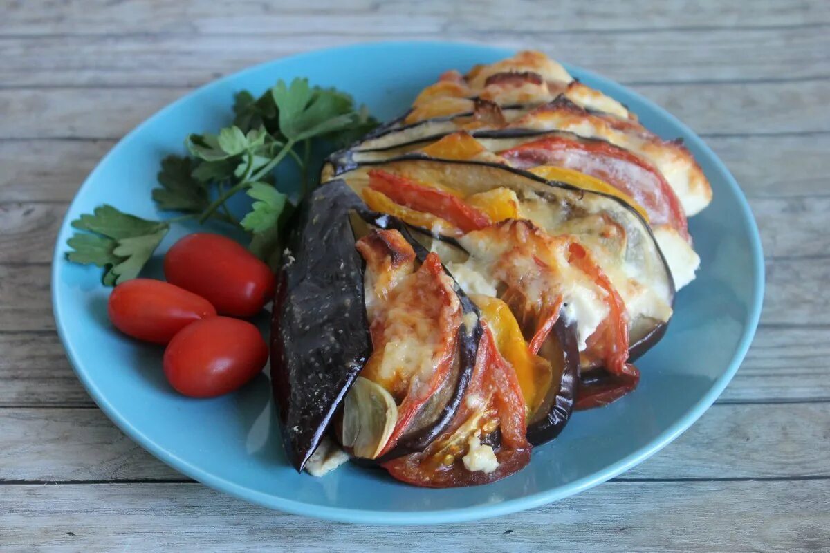 Баклажаны запеченные с сыром и помидорами чесноком. Запеченные баклажаны. Запеченные баклажаны с помидорами. Баклажаны в духовке с помидорами и сыром и чесноком. Запеченные баклажаны с сыром.