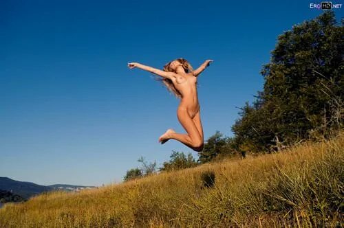 Голые девушки в прыжке - порно фото онлайн