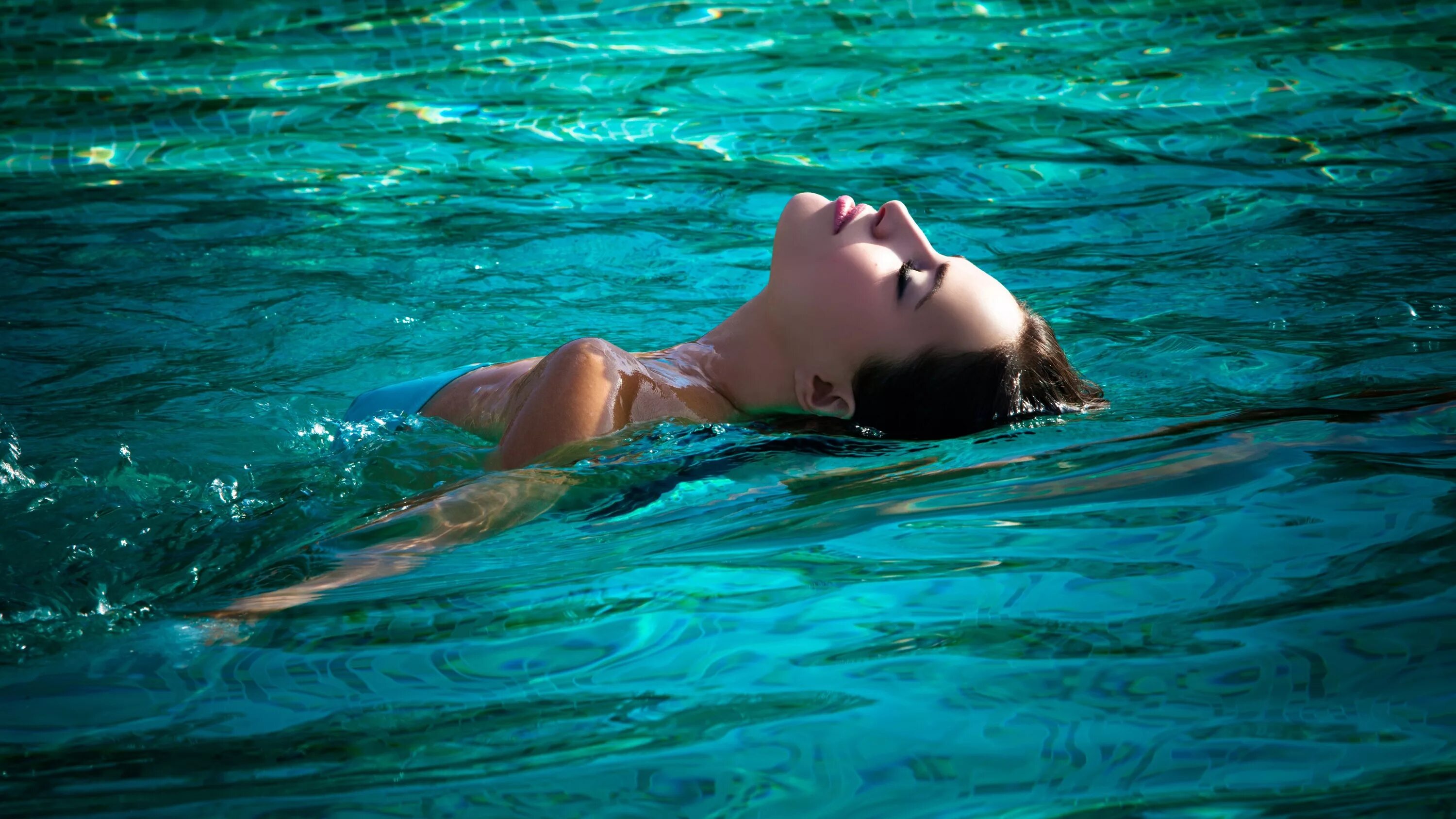 Люди на море. Водные процедуры. Bathe in the water картинки. Девушка лежит в цветах. Девушка-море.