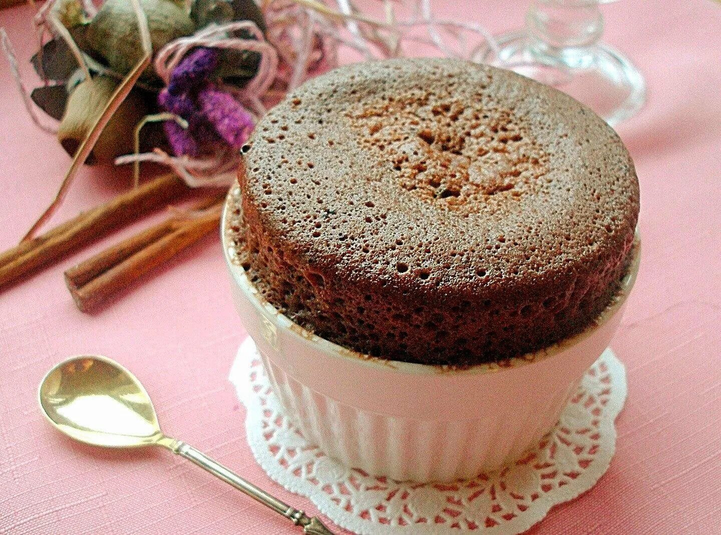 Шоколадный кекс в микроволновке в кружке. Кекс в кружке. Шоколадный кекс в микроволновке за 5 минут. Кекс в чашке. Кекс быстро в кружки.