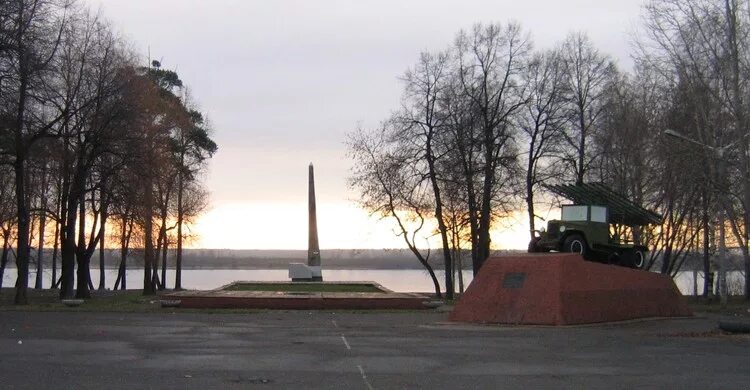 Киров закамск. Мемориал тыл фронту Закамск. Катюша памятник Пермь Закамск. Вечный огонь Пермь Закамск. Мемориал Катюша Пермь Закамск.