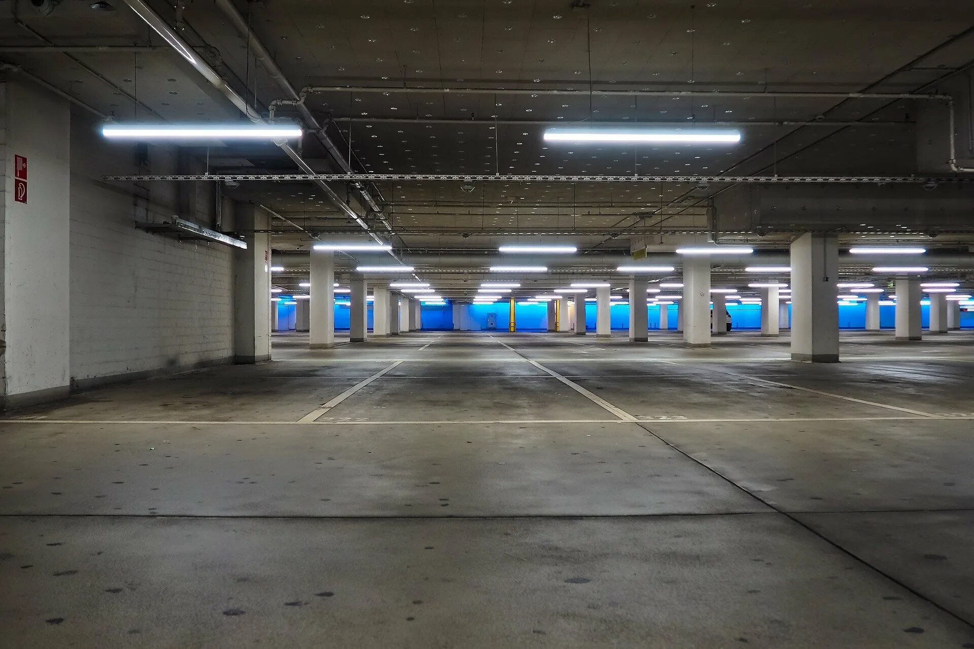 Подземная парковка. Подземная стоянка. Красивый паркинг. Подземный многоуровневый паркинг.