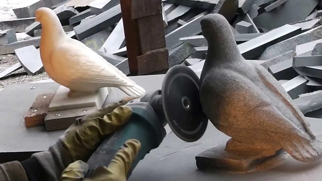 синий камень лазурит. камень ларимар кристалл. голубей камень. голубь на камне. каменный голубь москва.