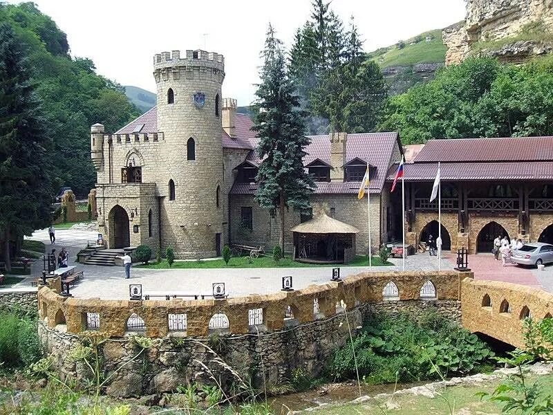 Санаторий лермонтова пятигорск. Кавминводы санатории. Пятигорск туристы. Ессентуки гора машук. Грот дианы пятигорск история.