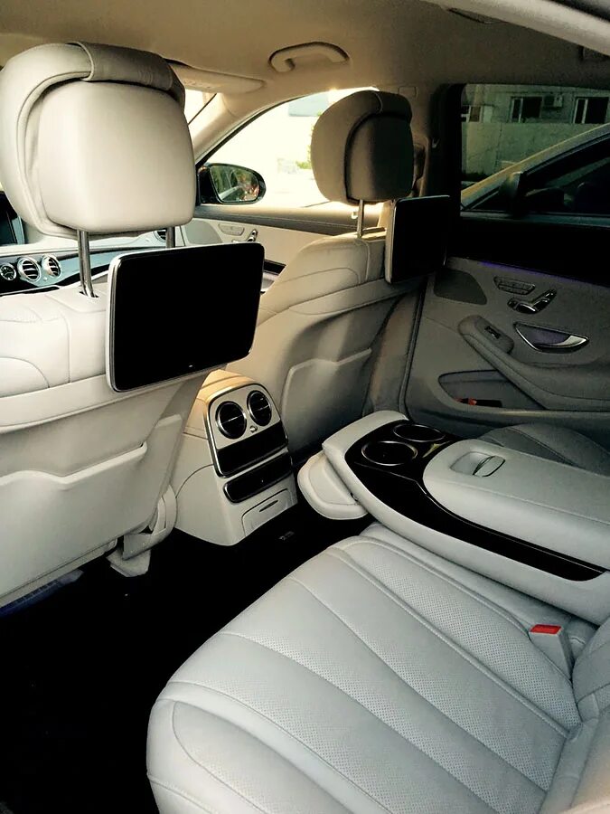 Class long. Мерседес s 222 белый салон. mercedes benz w222 белый салон. mercedes w222 long салон. mercedes s class w222 салон белый.