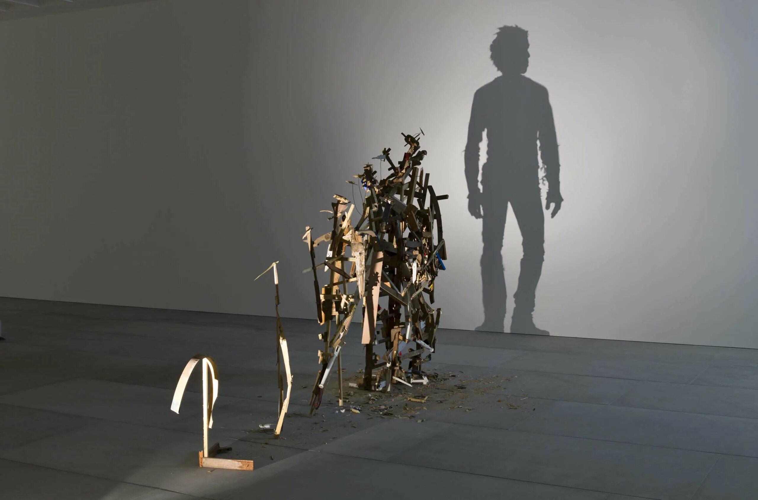 Шагавших теней. Тим Нобл. Тим Нобл и Сью Вебстер работы. Современное искусство скульптура. Современные инсталляции.