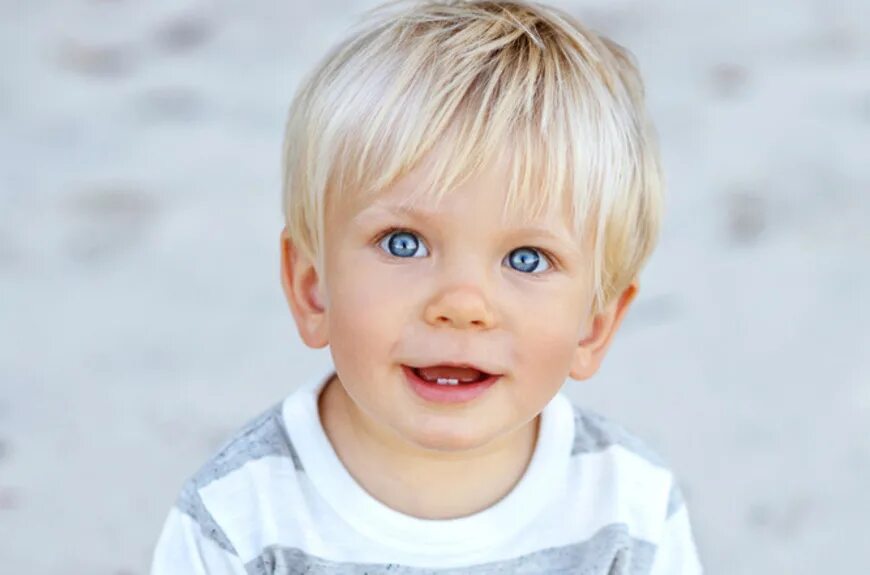 Может ли родиться светловолосый и голубоглазый ребенок. Мальчик блондин. Мальчик блондин с голубыми глазами. Ребенок мальчик блондин. Светловолосый малыш.