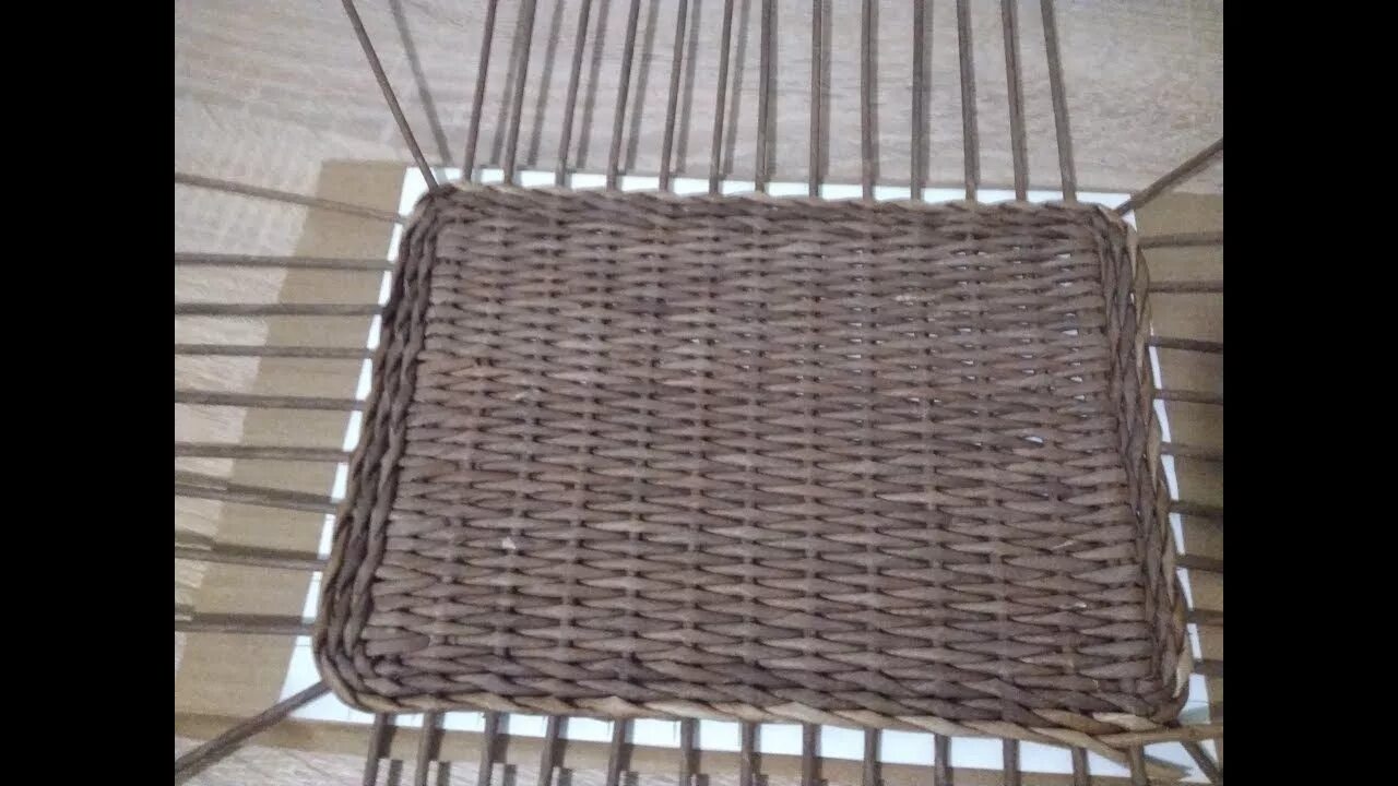 Квадратное дно из газетных трубочек. Плетение круглого дна. Бугрова алена плетение из трубочек. Загибка розга из лозы. Мк плетения квадратного дна из газетных трубочек.