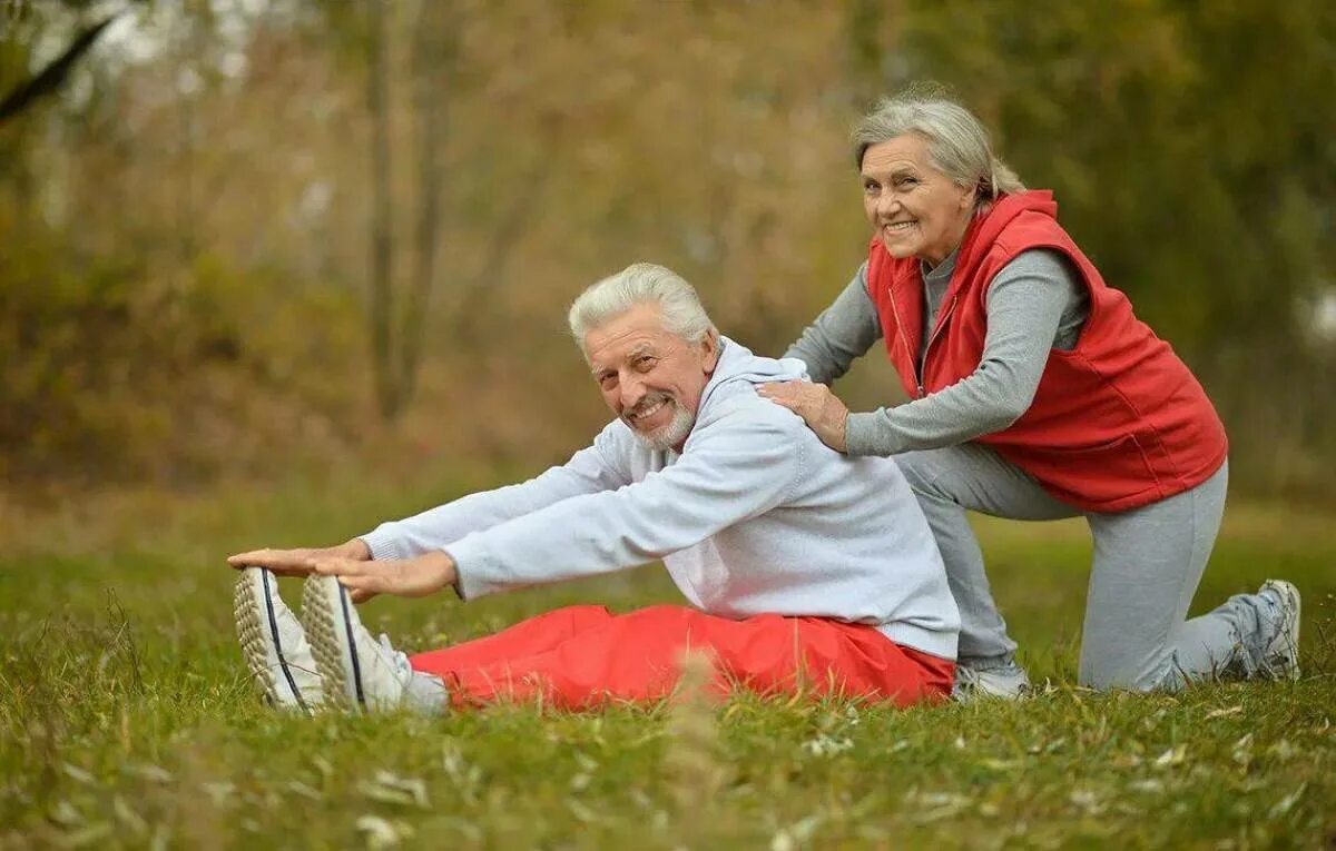 Счастливые пожилые люди. Физическая активность пожилых. Здоровый образ жизни для пожилых людей. Счастливые пенсионеры.