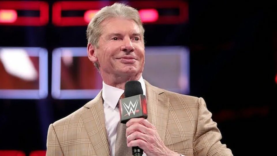 Wwe винс макмэн. Wwe vince mcmahon. Винс макмэн лысый. Vince mcmahon. Vince mcmahon 2023.