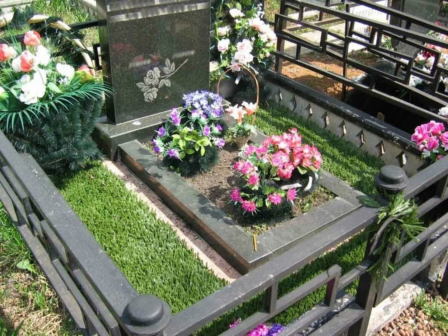 Украшение цветника на кладбище. Украсить могилу. Украшение могилы цветами. Красивый цветник на кладбище.