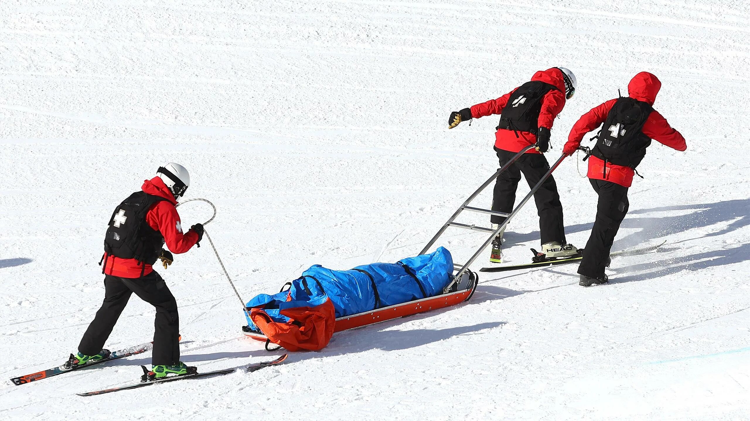 Лыжники упали. Травмы на лыжах. Падение на лыжах. Упал на лыжах. Зимние игры биатлон.