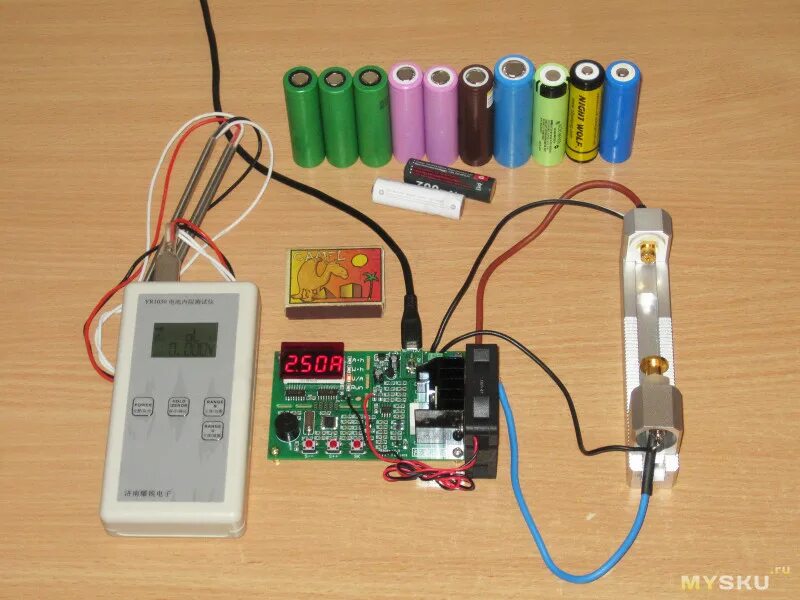 Внутреннее сопротивление батарейки 1.5. Тестер емкости аккумулятора 18650. Тестер внутреннего сопротивления аккумулятора 18650. Сопротивление батареи 18650. Прибор для измерения внутреннего сопротивления аккумулятора 18650.