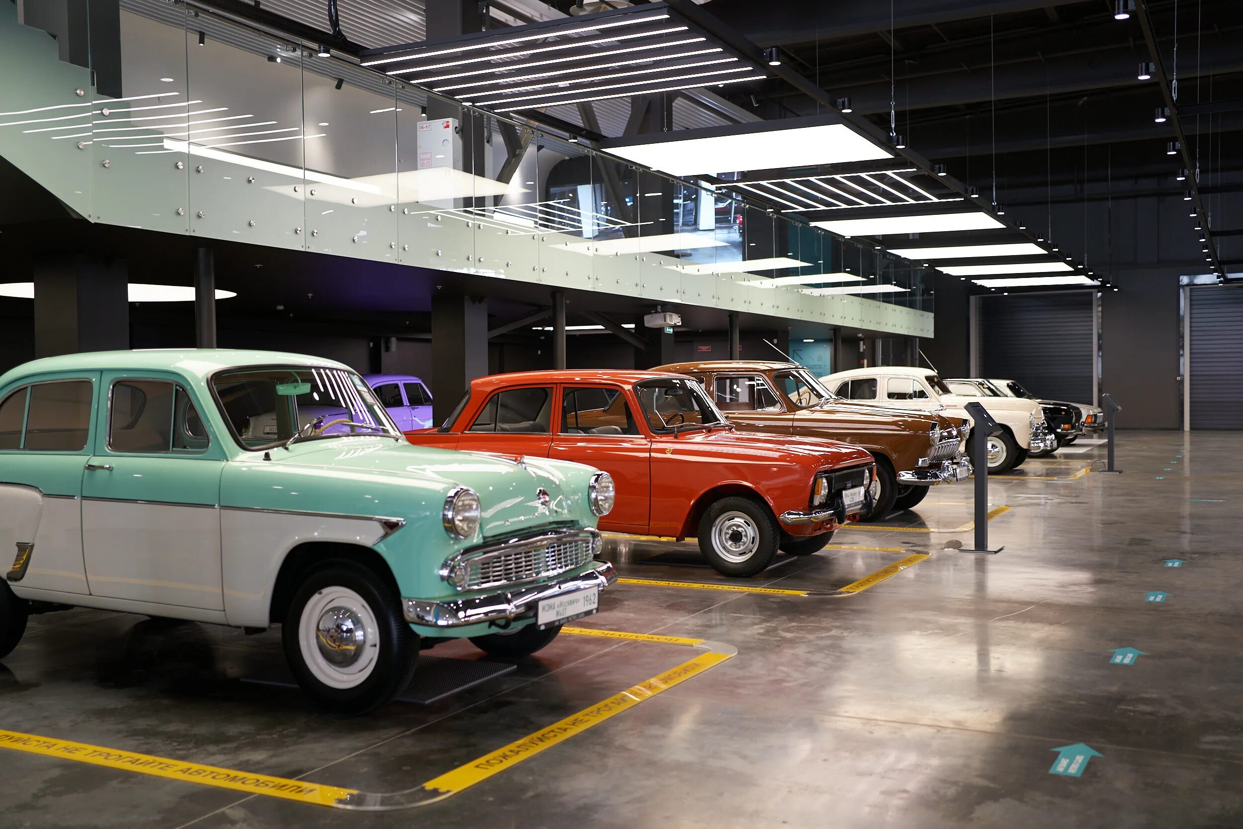 Первый автомобиль казань. Выставочный комплекс ak bars retro cars. ak bars retro cars в казани. музей ретро автомобилей казань оренбургский тракт. ретро карс казань.