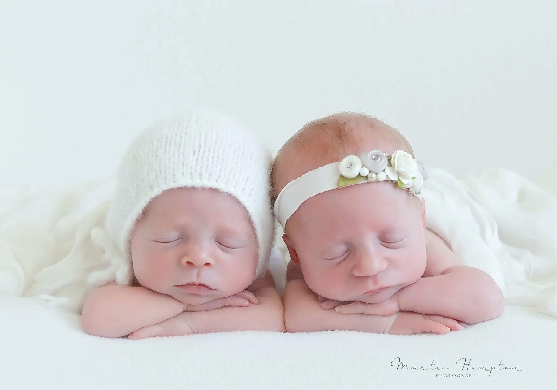 Стихи про двойняшек девочек короткие. Двойняшки девочки. С рождением дочек двойняшек. Близнецы девочки. Сценарий двойняшкам.