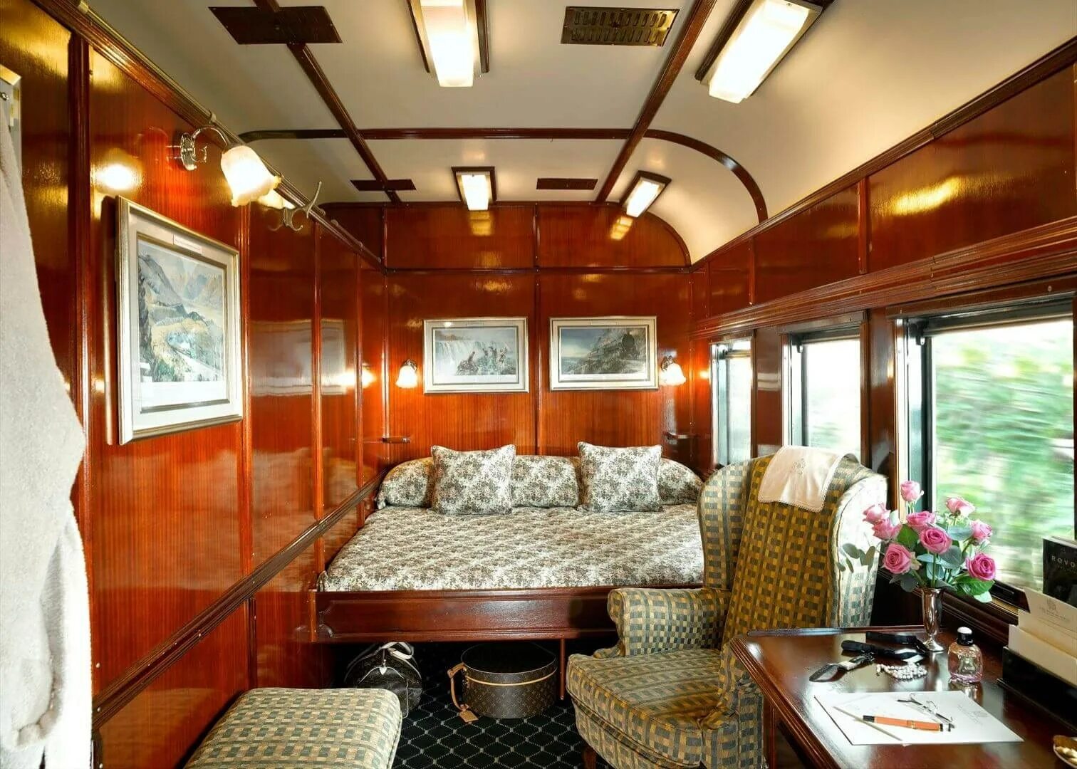 Личный св. Rovos Rail поезд. Поезд Belmond Grand Hibernian. Роскошный поезд Rovos Rail. Pride of Africa поезд.