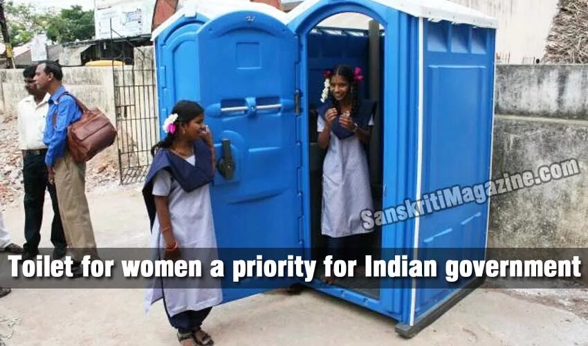 Девушки в туалете на улице. Общественный туалет в Индии. Общественный туалет в Африке.