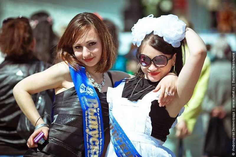 девочки на выпускном. выпускницы на последнем звонке. девчонки на выпускном. девочки после выпускного. выпускницы.