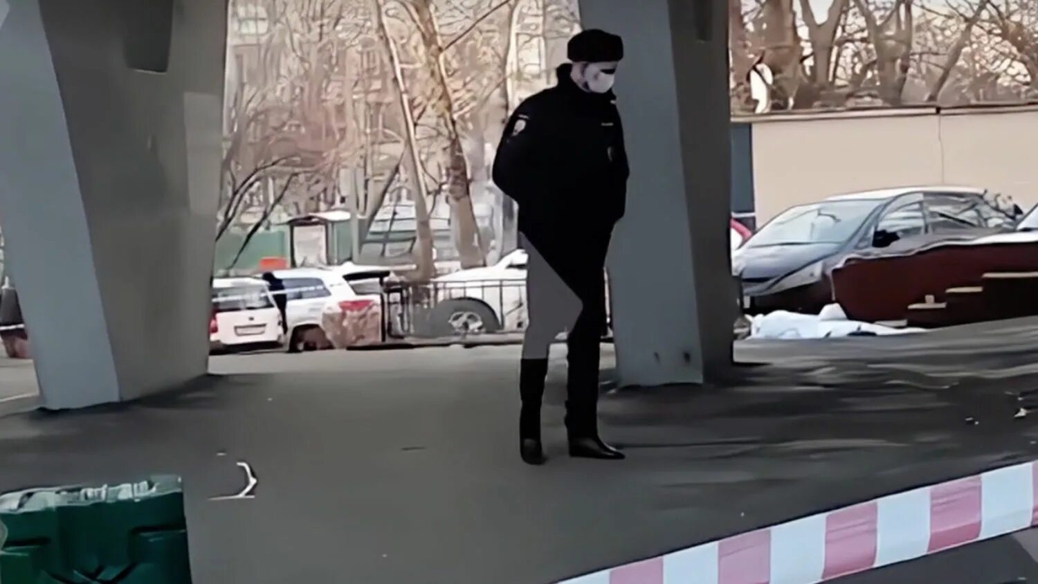 Отец выбросил дочь. Отец выбросил дочь. Мужчина в машине. Мать избила своего ребёнка. Выбросила детей с балкона.