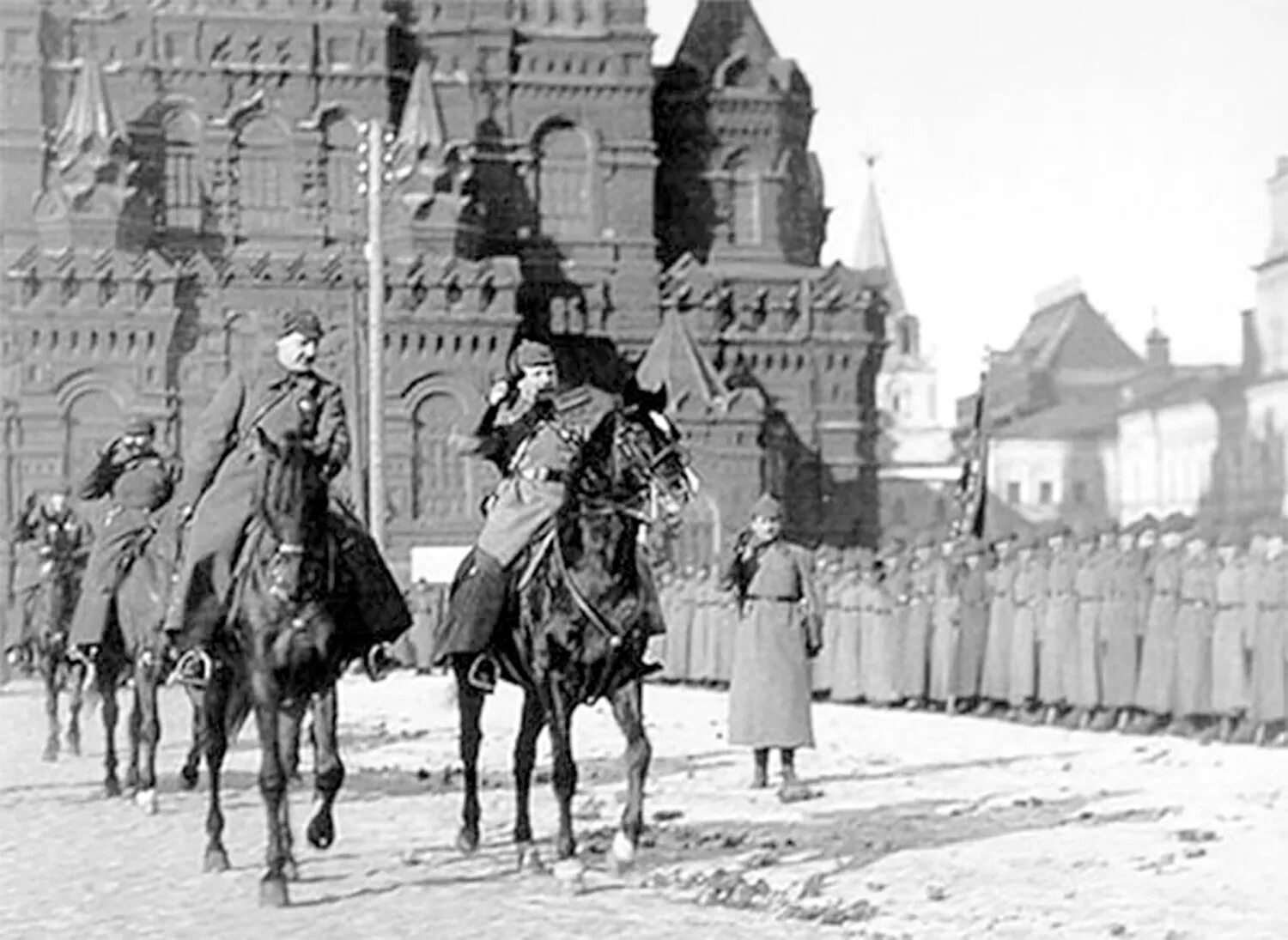 В 1925 году наша страна. Парад на красной площади 1925. Парад на красной площади 7 ноября 1927. Парад РККА на красной площади 1923. Парад 7 ноября 1918 года в Москве на красной площади.