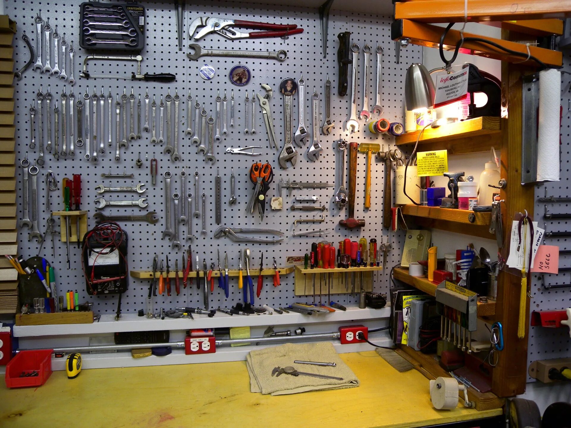 Хорошая мастерская. Перфорированная панель для инструмента Topex 79r186. Обустройство гаража. Слесарная мастерская в гараже. Обустройство мастерской в гараже.