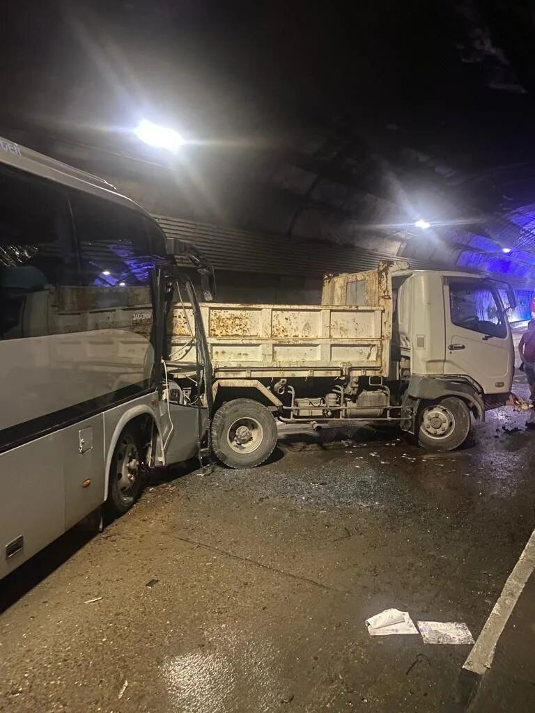 Авария экскурсионного автобуса. Авария фуры и автобуса в Сочи.