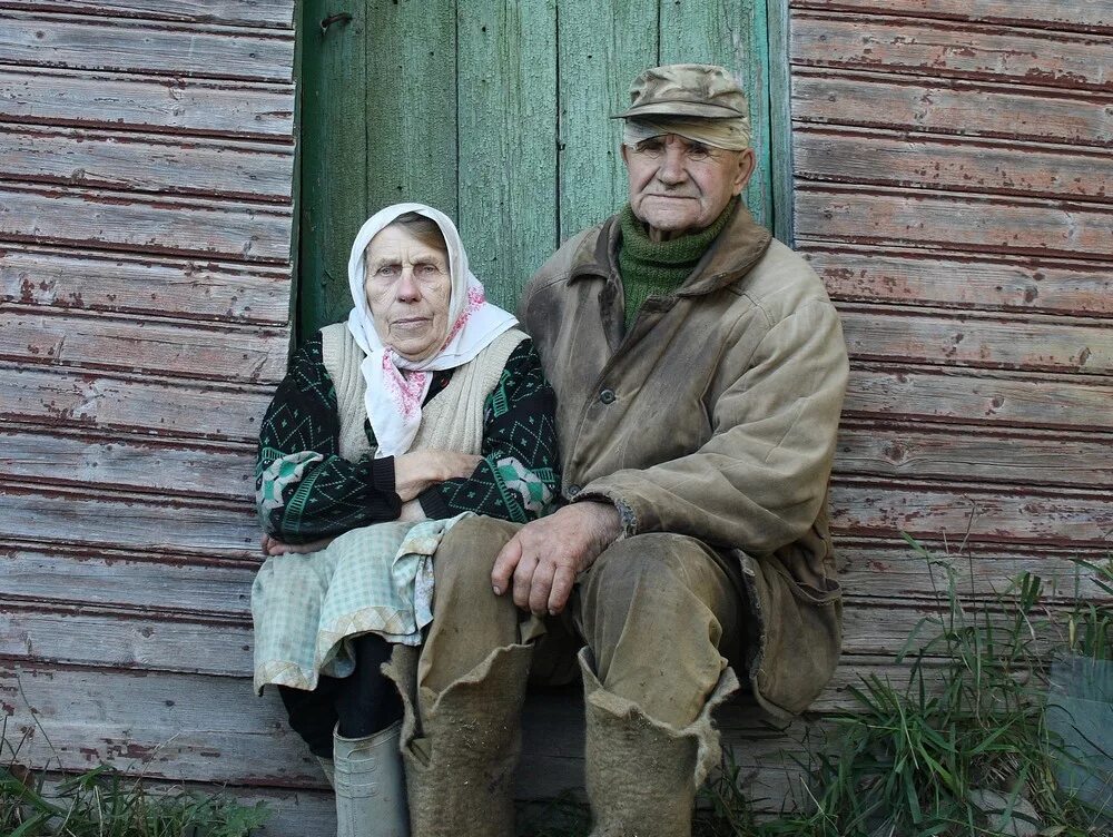 Пенсионеры в деревне. Бедные бабушки и дедушки. Старики в деревне. Пожилые люди в деревне. Русское с сюжетом пожилые