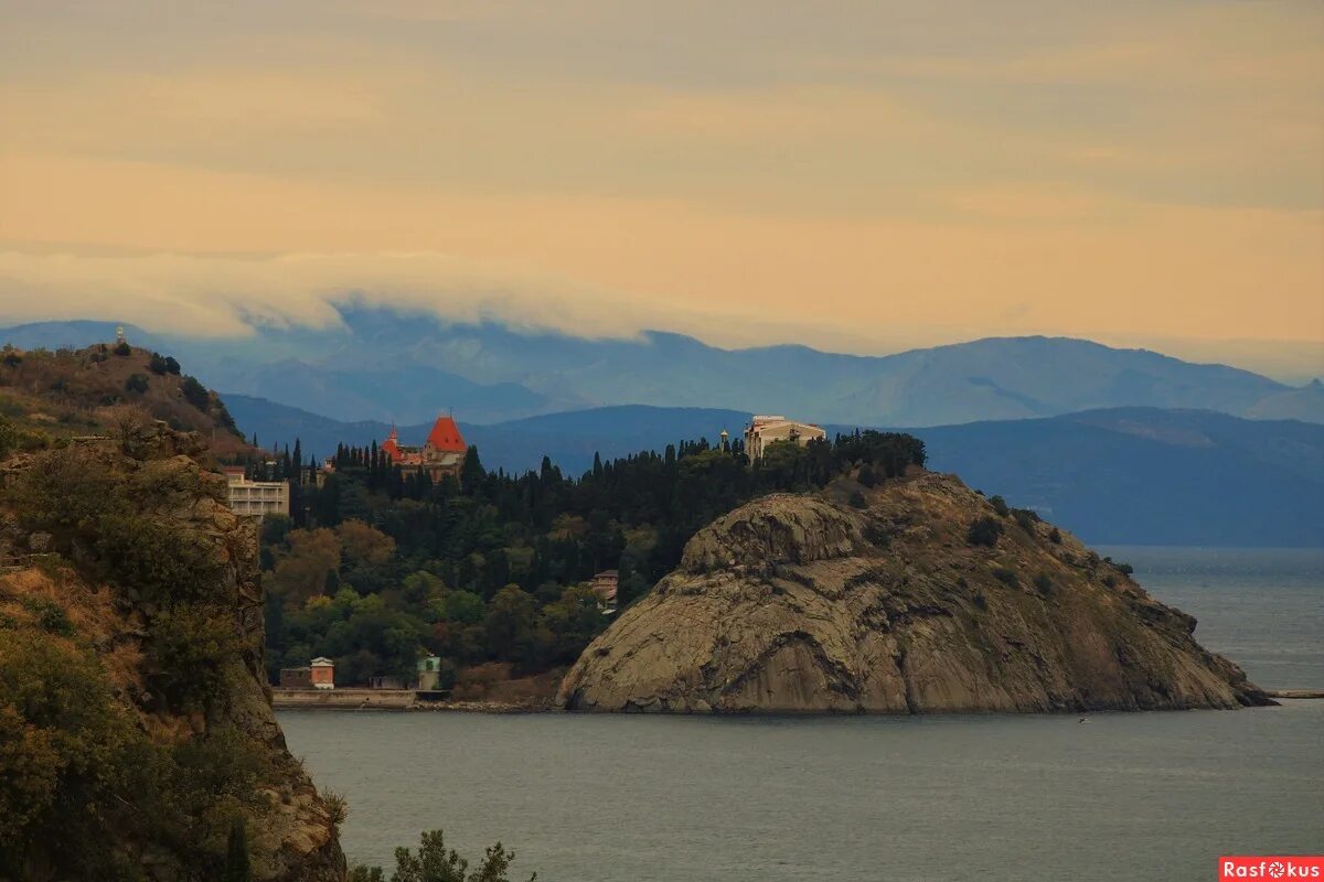 Алушта Утес мыс Плака. Мыс Плака дворец княгини Гагариной. Партенит мыс Плака. Утес Партенит Крым мыс Плака.